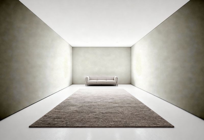 Heller Raum mit dunklen Wänden