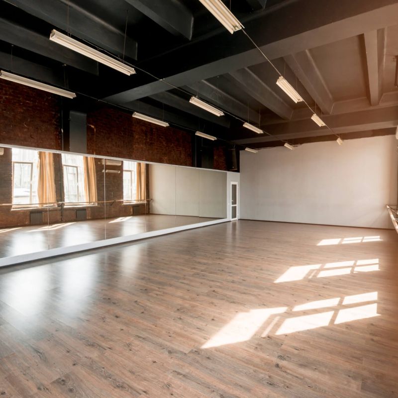 Große Halle mit Holzboden