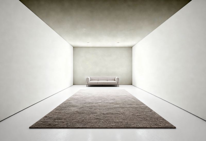 Heller Raum mit dunkler Decke und Rückwand